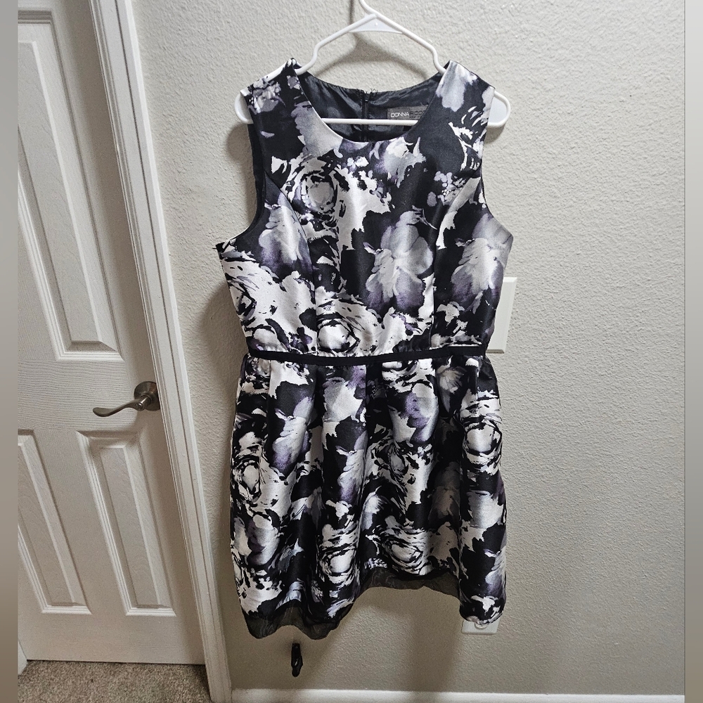 Donna Ricco Black and Silver Floral Mini Dress
